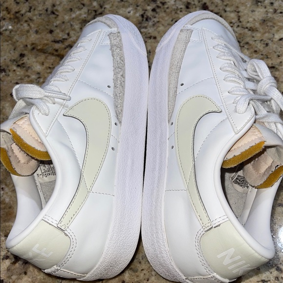 Nike Blazer Low Sneakers - Picture 6 of 11
